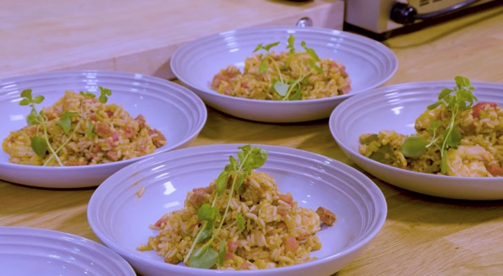 Klassisk New Orleans Jambalaya med tomat Choritzo, reker og kyllling