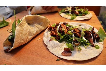 Crispy tacos med slowcooked svinenakke, chipotle- og soyamajones, guacamole og ruccola