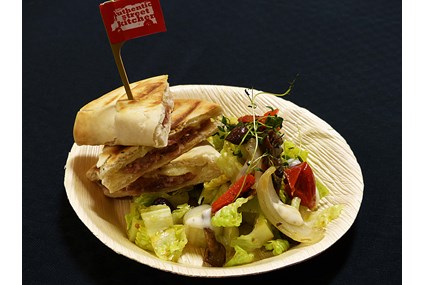 Grillet Nanbrød med skinke, ost, pesto og salat med grillet paprika og oliven (street version)