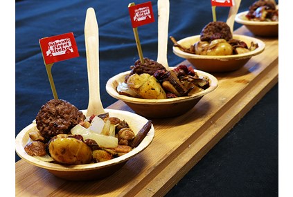 Ragu med Villsopp, poteter, løk, kjøttkaker, tørkede tranbær & olivenolje med timian