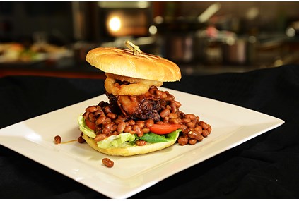 Sloppy burger med baked chipotle beans og ølmarinerte løkringer
