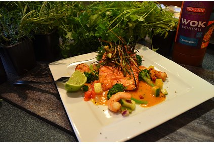 Lemongrass laks med scampi og jasminris