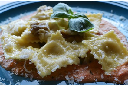 Økologisk Ravioli Formaggio (5 oster) med røkt aubergine og kremet tomatsaus
