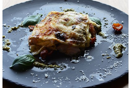 Lasagne med laks, cherrytomater og kremsaus