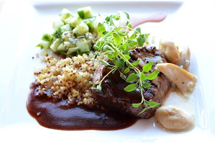 Kalvemedaljong med Quinoa, agurksalat, kremet steinsopp og balsamicosaus