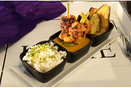 Lammespyd tandoori med kormasaus, basmatiris og grillet squash