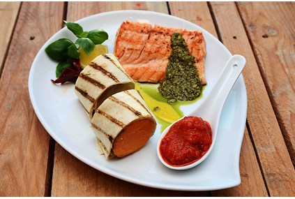 Grillet laks med søtpotetrullade, pesto og Ajvar