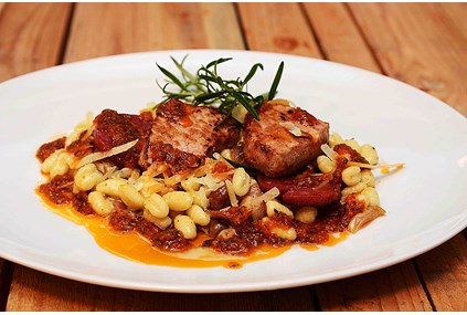 Kremet gnocchetti med stubbskjellsopp og bacon, servert med pesto rosso og svinefilet