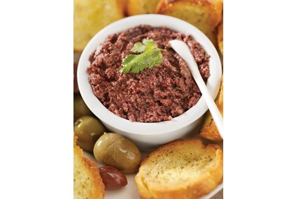 Bruscetta penslet med olivenolje og pesto toppet med tapenade