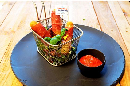 Mozarellasticks rullet i parmaskinke, med ajvar-dip