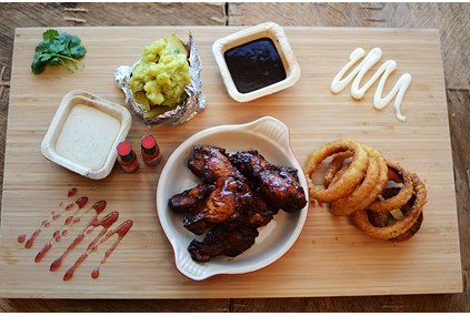 Sticky Korean BBQ Wings med Smashed Baked Avocado Potato