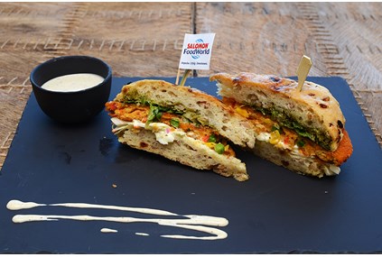 Vegetarschnitzel i focaccia med Creamy Black Pepper Ranch-dressing og coleslaw