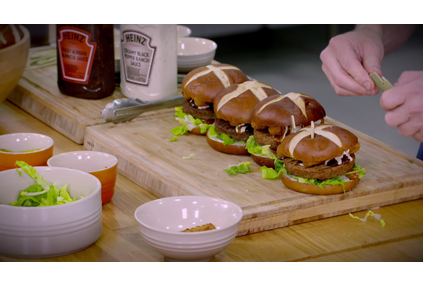 Vegetarisk Pretzel Burger med Mozzarellasticks og Ranch dressing