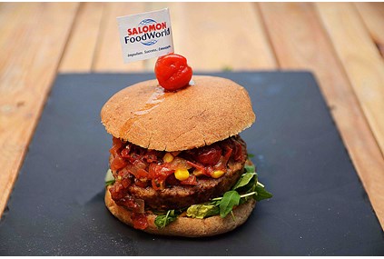 Vegetarisk burger med Salsa Fresca og mais