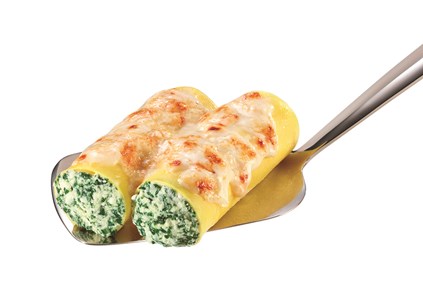 Canneloni med fylt ricotta og spinat, servert med tomatsaus og laks
