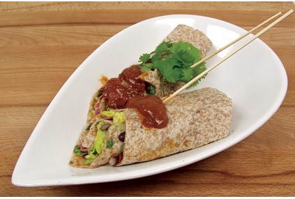 Fullkornwraps med roastbiff og BBQ- saus