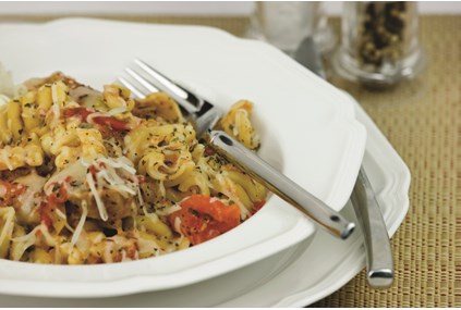 Fussili Bolognaise m/parmesan, pesto og cherrytomater