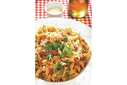 Fussili med mørbrad/biffsnadder, steinsoppbuljong-pasta, vårløk og paprika