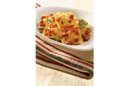 Fylt ravioli eller tortellini med kremet tomatsaus, kikerter, oliven og fersk spinat