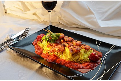 Hickory krydret scampi på safranris og ristet paprika saus og guacomole