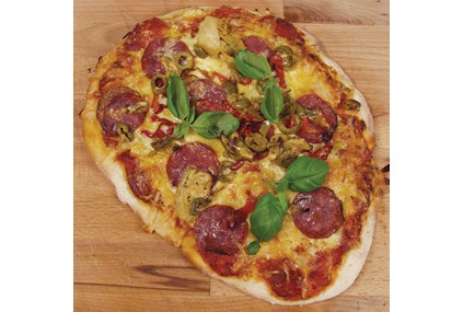 Italiensk salami-pizza