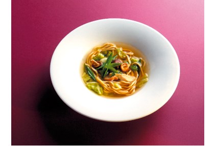 Klar grønnsakssuppe med nudler