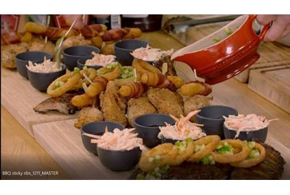 Fried chicken,  Salomon beer battered mozzarellasticks, crispy onionrings and heinz dipp sharing plate toppet med TABASCO®