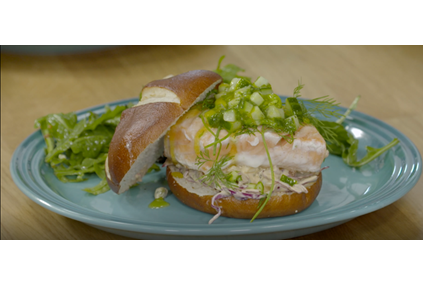 Lakseburger i Pretzel brød med Baconnaise kapers redslaw, TABASCO® green og Il Torrione Safran crema di balsamico