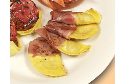 Panzerotti med steinsopp rullet i parmaskinke