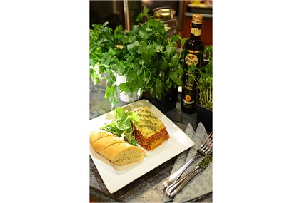 Paradiso Lasagne med salat og Hvitløks-Panini