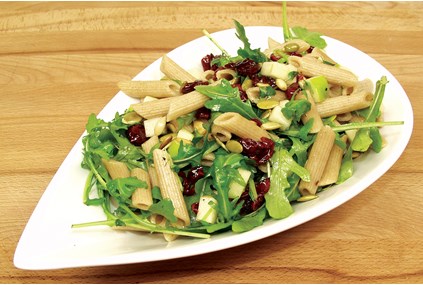 Pastasalat med tranebær og gresskarkjerner