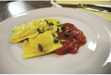 Ravioli fylt med fersk ricotta og agurkurt