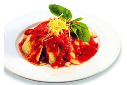 Ravioli med riccotta og spinat, servert med tomatsaus, soltørket tomat og artisjokk