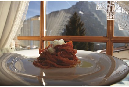Spaghetti  fra Toscana servert med tomatsaus og tørket skinke