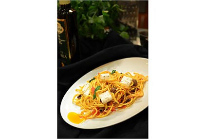 Spaghetti Express med oliven og marinert fetaost