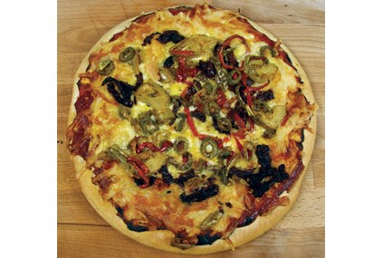 Vegetarpizza med oliven og semi-dried cherrytomat