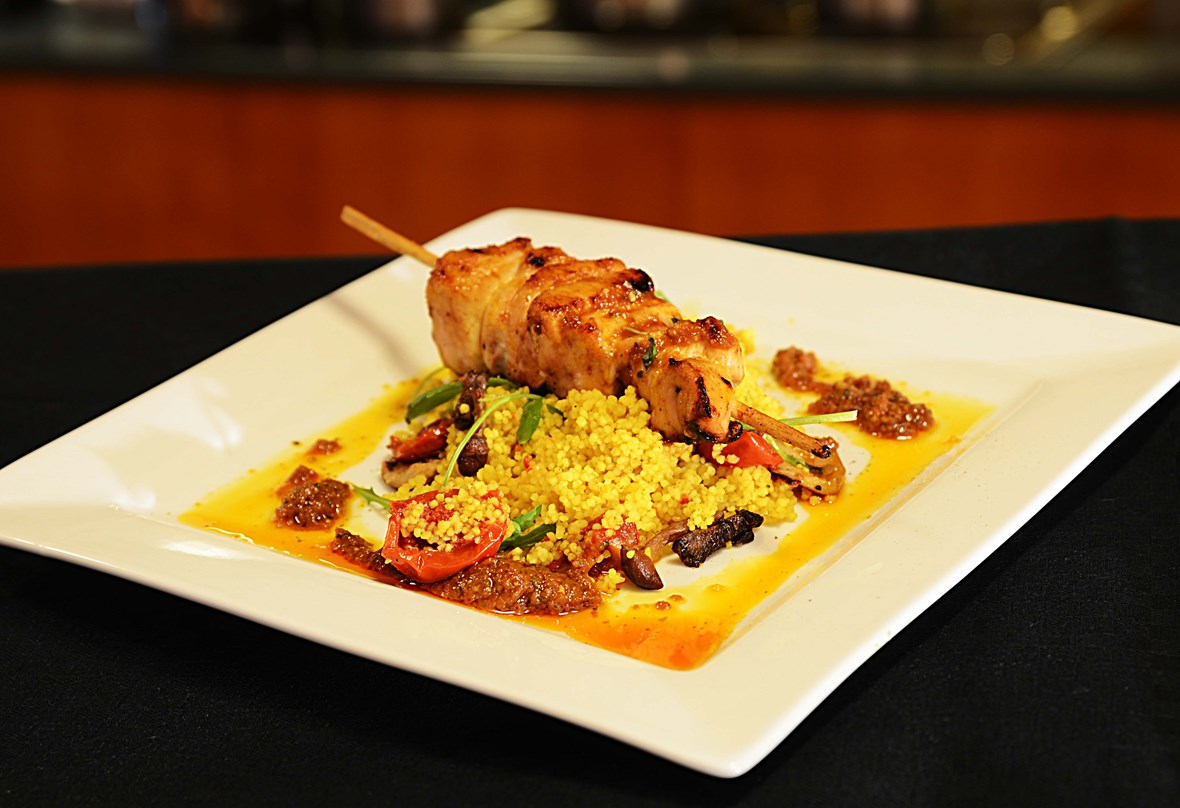 Krydret Couscous med grønnsaker, Kyllingspyd med mild curry paste og rød tomatpesto