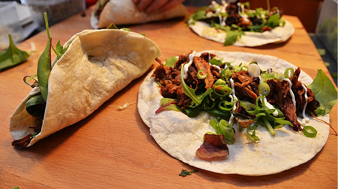 Crispy tacos med slowcooked svinenakke, chipotle- og soyamajones, guacamole og ruccola