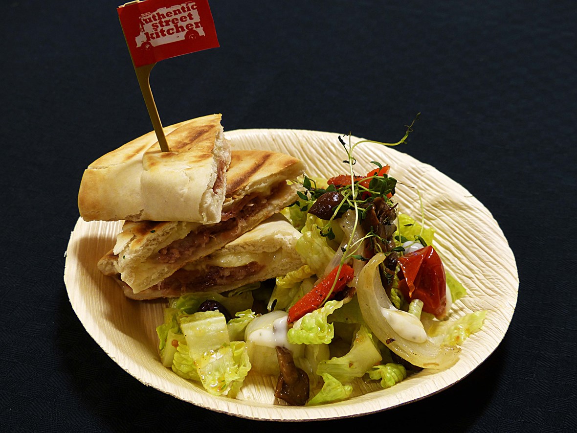 Grillet Nanbrød med skinke, ost, pesto og salat med grillet paprika og oliven (street version)