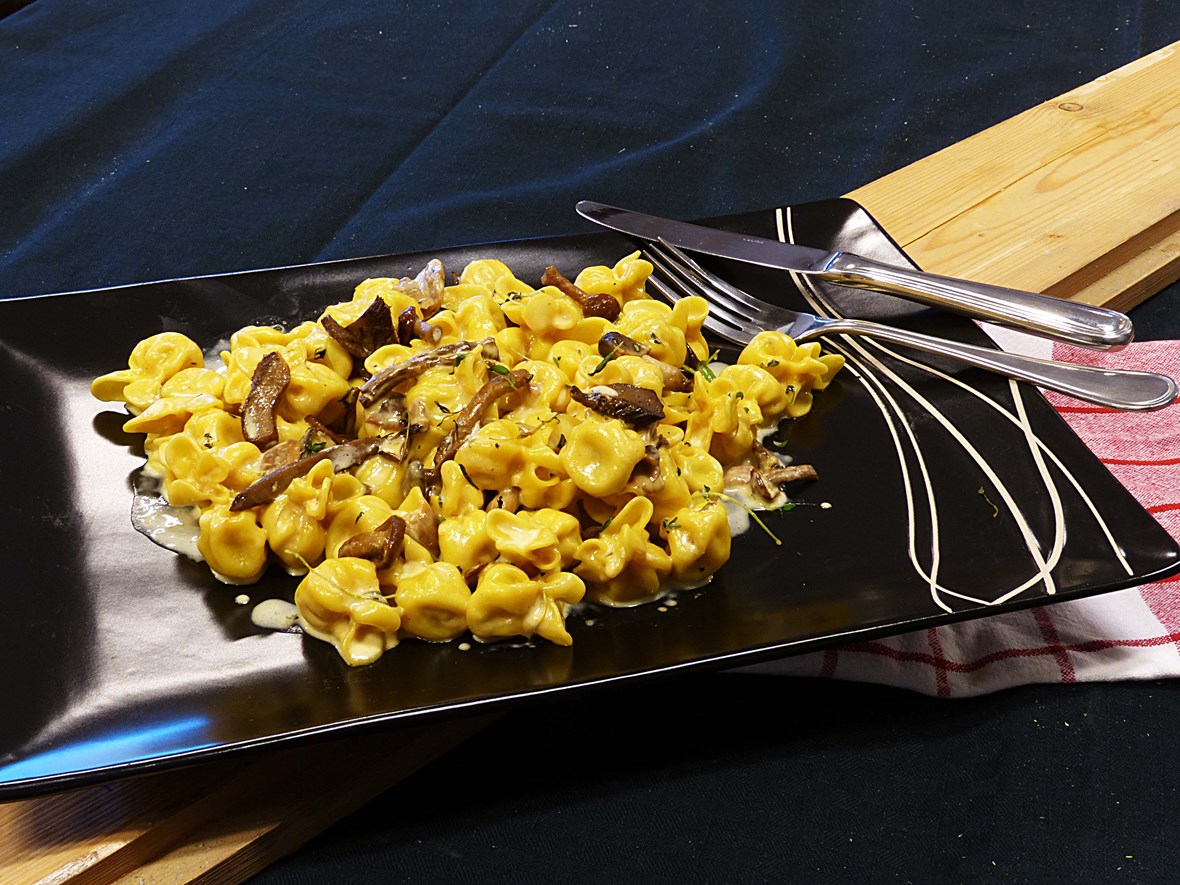 Fiocchetti fylt med ekte gorgonzola, servert med stekt villsopp kremet i fløte og smør, overdrysset med Monini Torcana EV olivenolje og ristede gressk