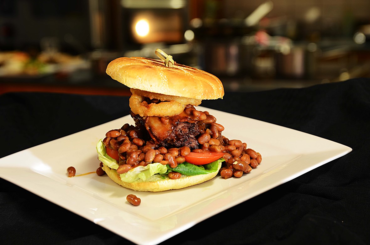 Sloppy burger med baked chipotle beans og ølmarinerte løkringer