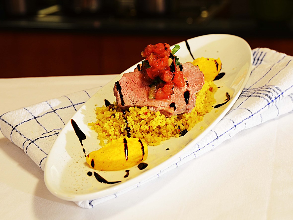 Krydret Couscous med Svin indrefilet, homestyle salsa, gulrotpuré og balsamico cream