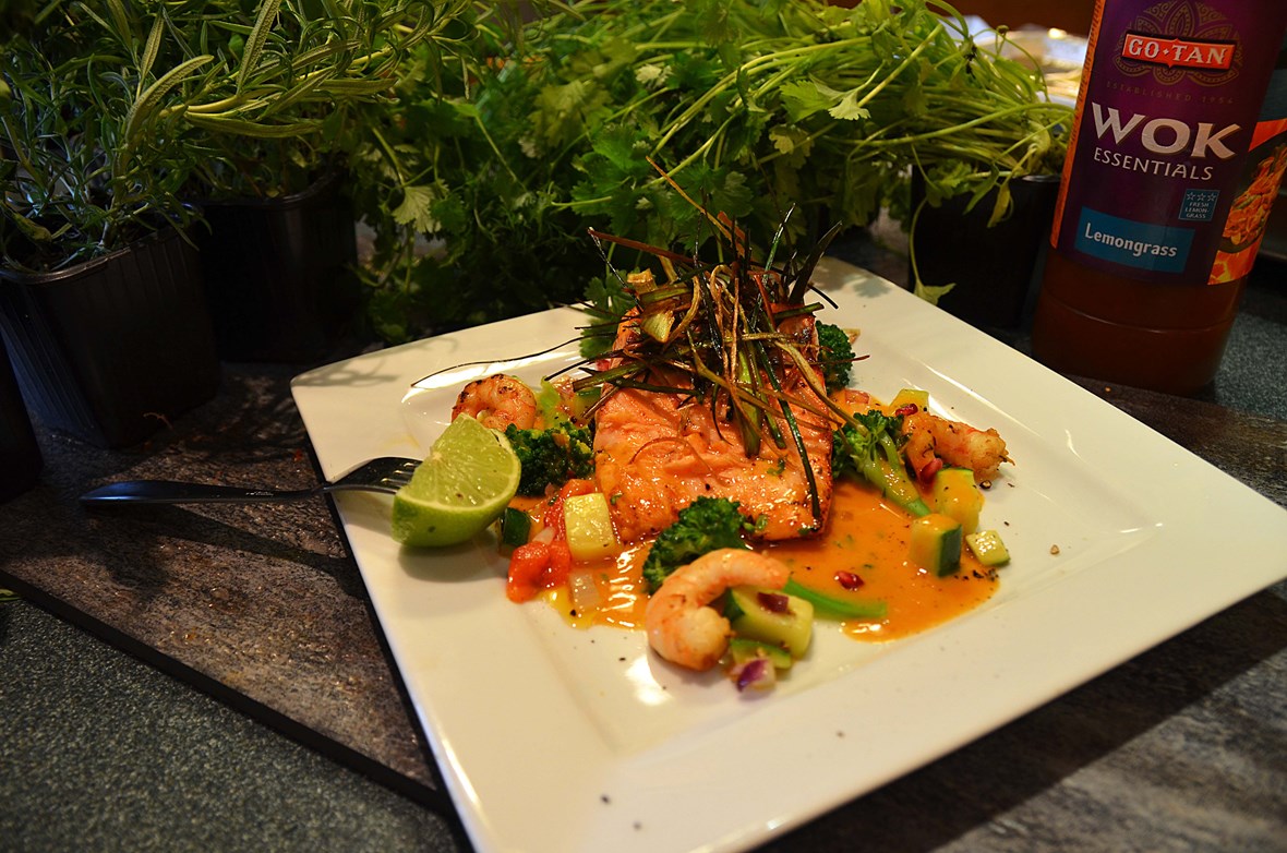 Lemongrass laks med scampi og jasminris