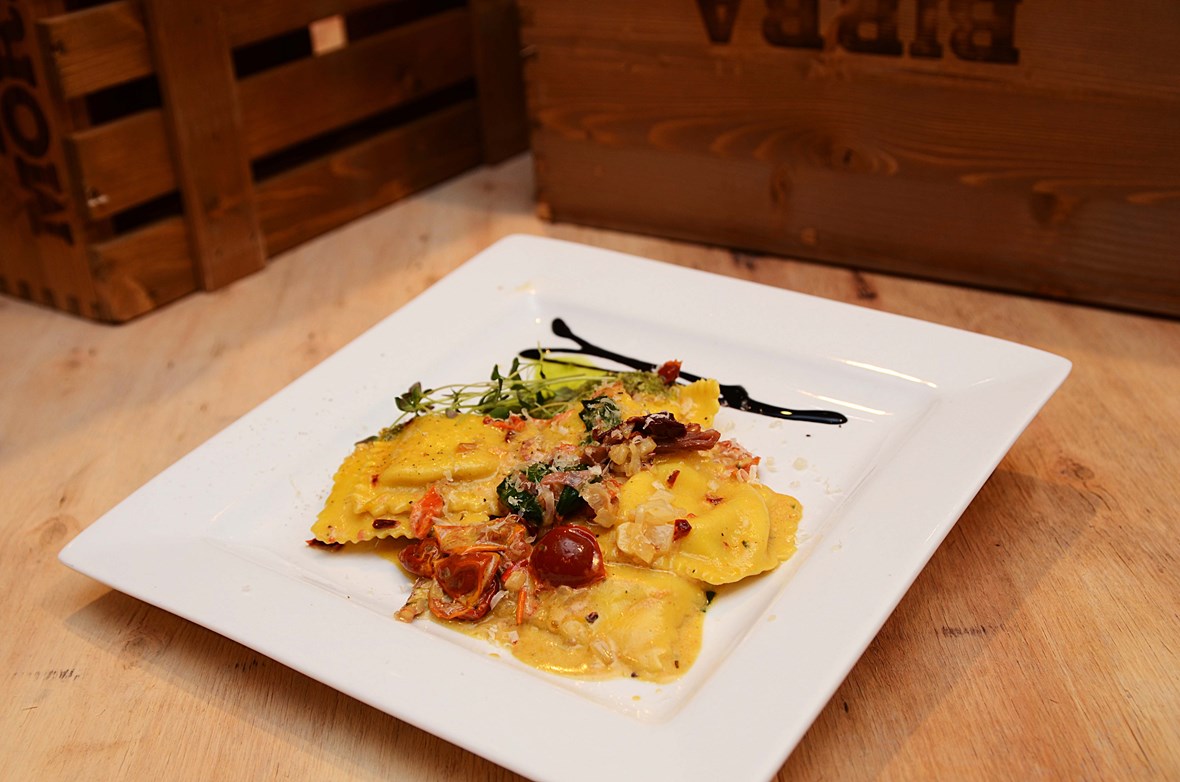 Tortelli Bøffelricotta med spinat, soltørket tomat og parmaskinke