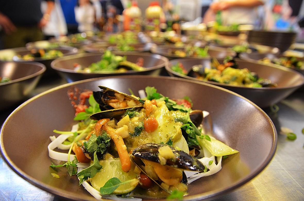 Blåskjell Green Curry med Pad Thai-nudler og stubbskjellsopp