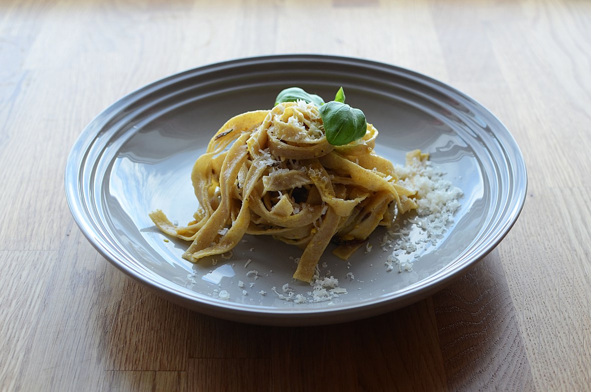 Økologisk spelt- og fullkornstagliatelle med vegetarisk carbonarasaus