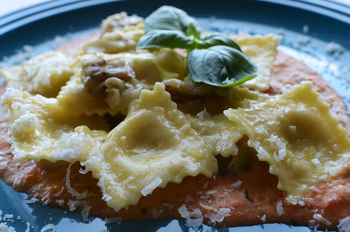 Økologisk Ravioli Formaggio (5 oster) med røkt aubergine og kremet tomatsaus