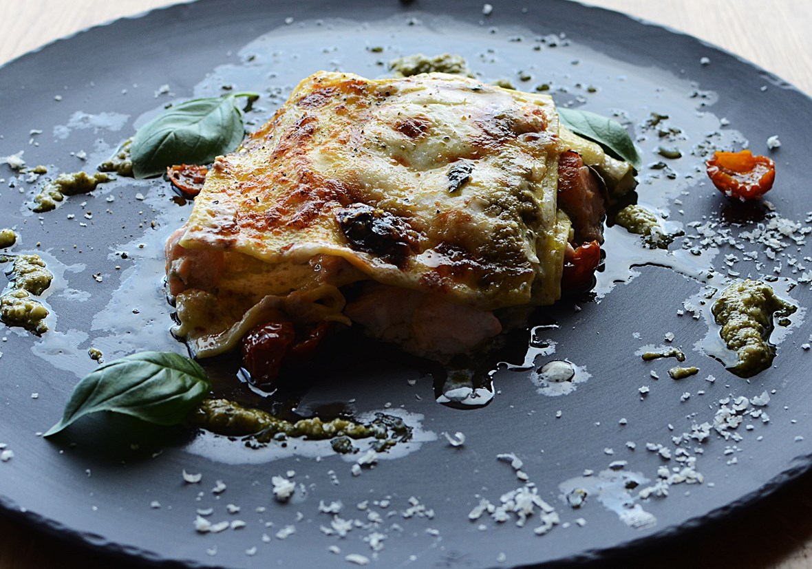 Lasagne med laks, cherrytomater og kremsaus