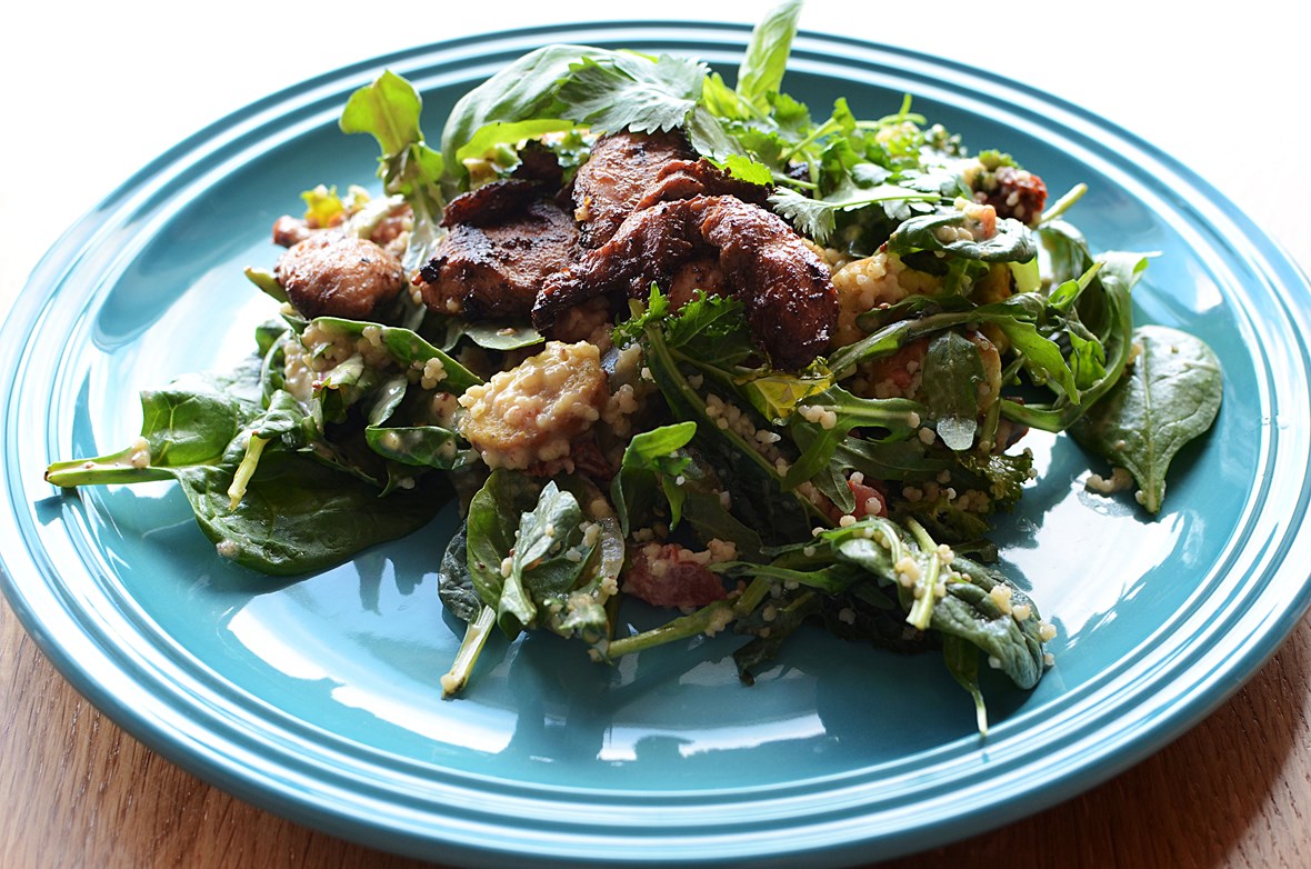 Salat med økologisk fullkornscouscous og satémarinert kylling