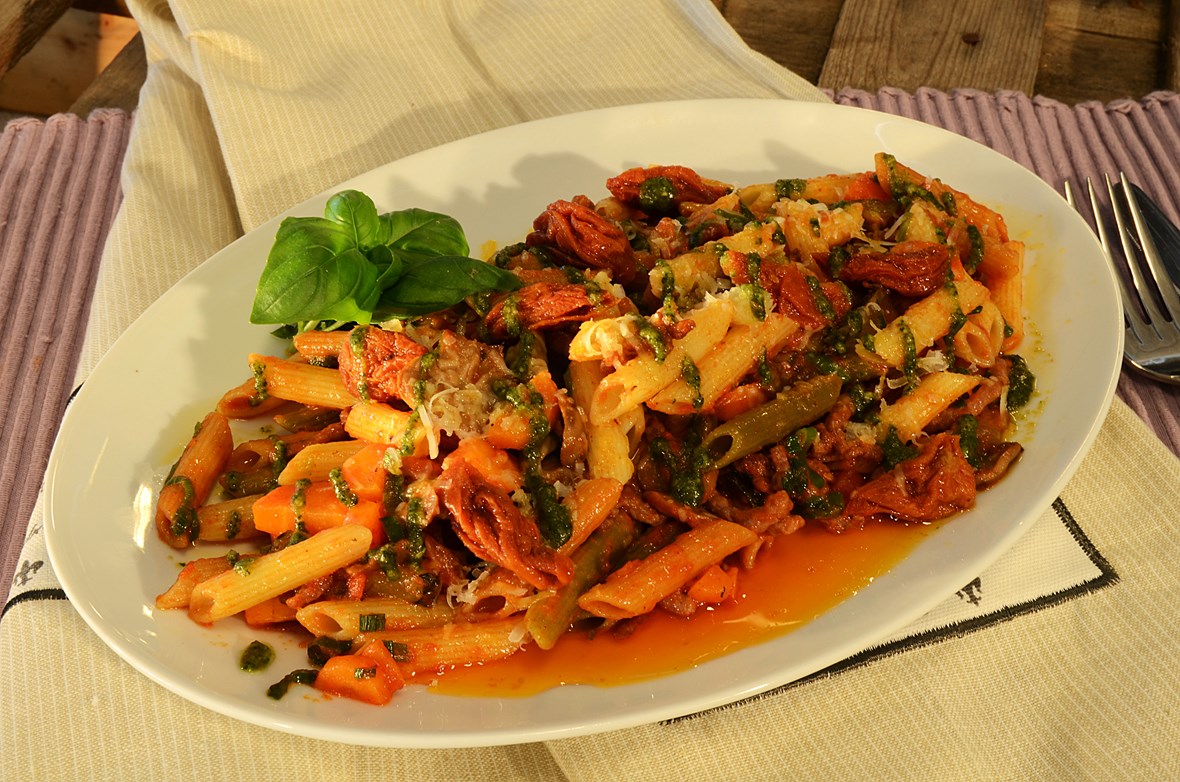 Penne Tricolore ala Ragu med semitørkede, hele tomater, pesto og parmesan
